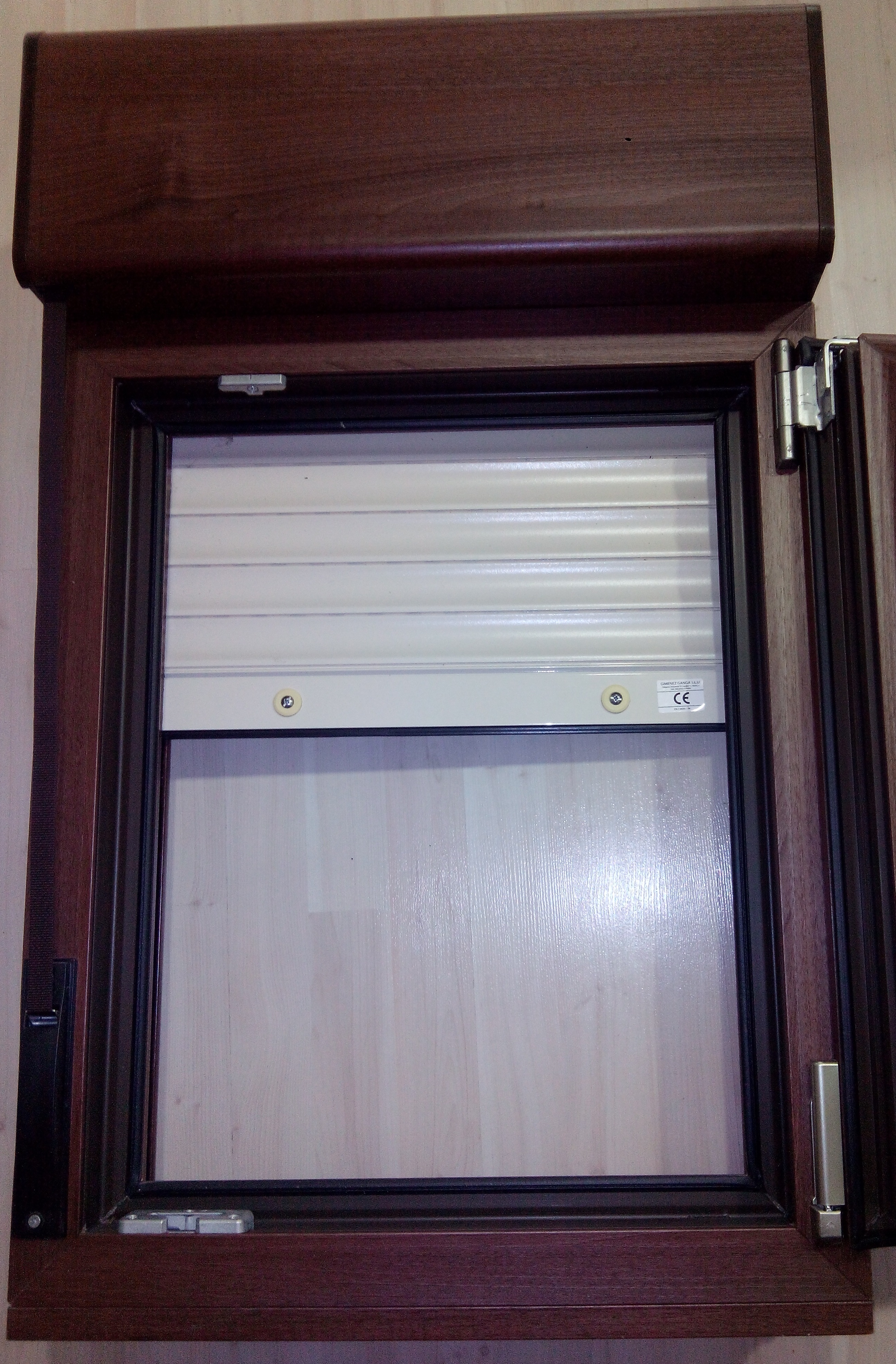 Ventana en PVC con persiana integrada y mosquitera en color nogal